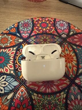 Apple Airpod Pros (2019). Wireless Earbuds & Charging Case - White